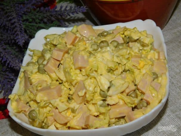 Salad with Chinese cabbage and green peas