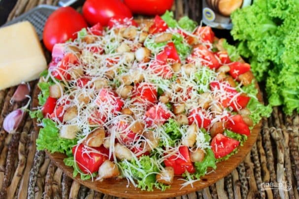 Tomato salad with chicken and cheese