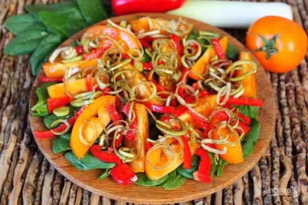Tomato salad with leek and spinach
