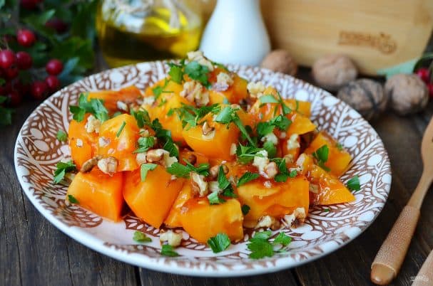 Салат з памідораў і ядровых арэхаў