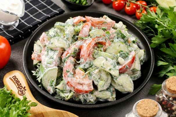 Tomato and cucumber salad with sour cream