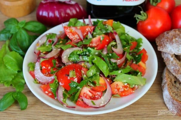 Tomato salad with red onion and sesame