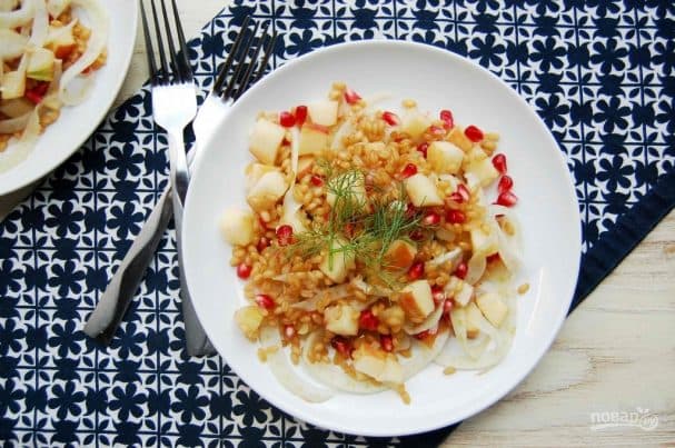 Wheat salad with apple