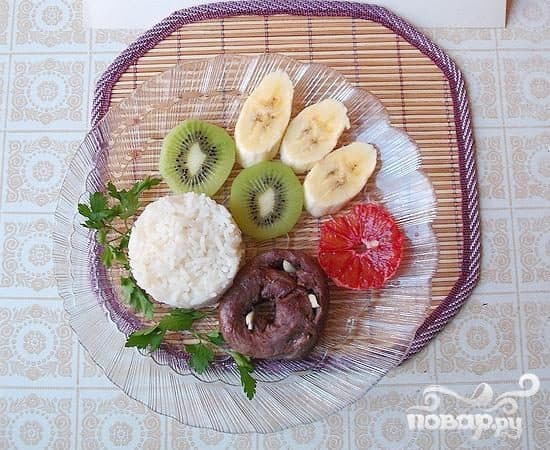 Салата з ружу з сэрцам і фруктамі