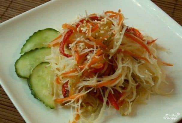 Салат из рисовой лапши по-корейски