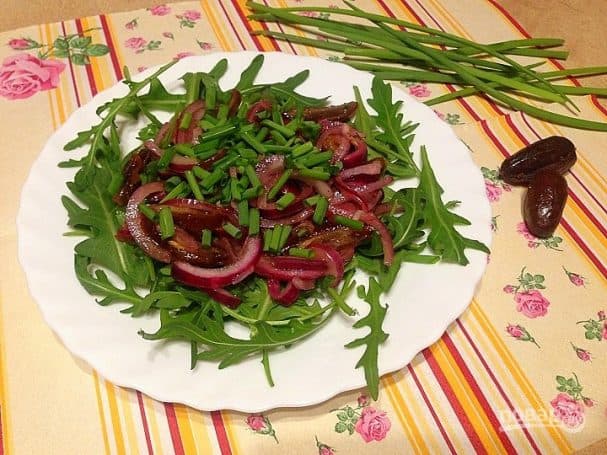 Салат з рукалай, цыбулі і фінікаў