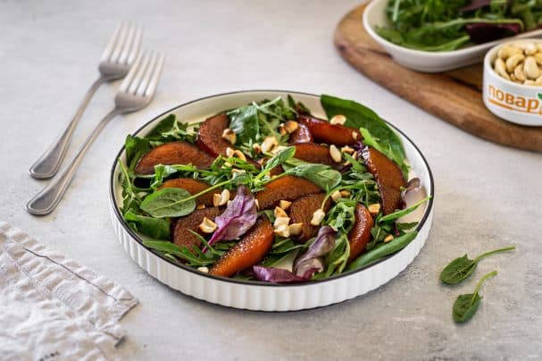 Spinach salad with pear