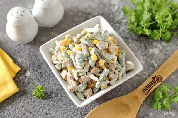 Salad with green beans and corn