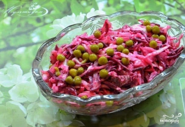 Cabbage salad with green peas