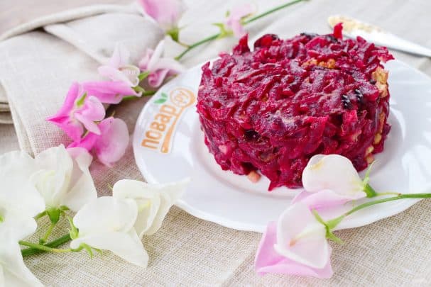 Салат з буракоў з сушанымі чорнаслявамі і арэхамі