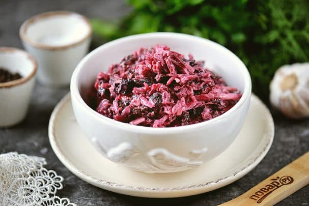 Beet salad with prunes and cheese