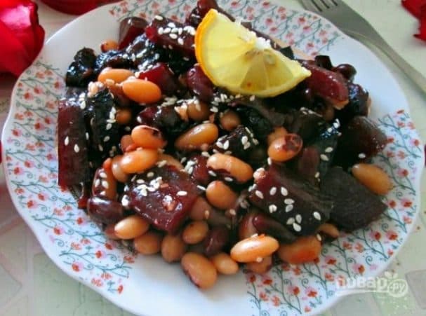Beet salad with beans and prunes