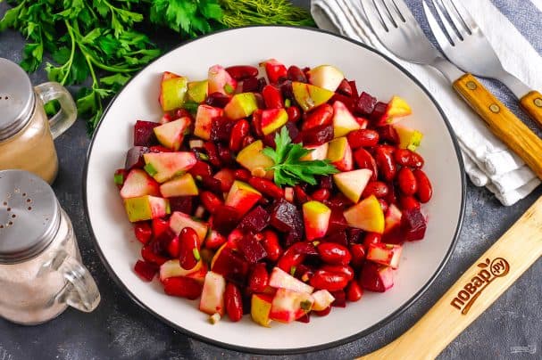 Beet salad with beans and apple
