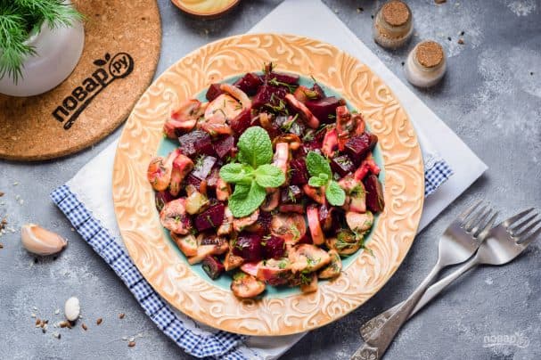 Beet salad with mushrooms