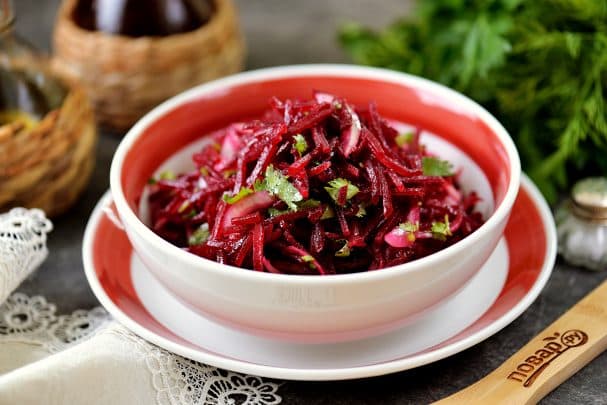 Beet salad with pickled onions