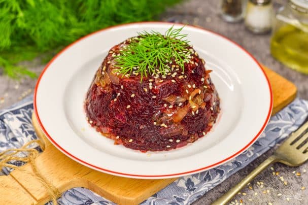 Beet salad with vegetable oil