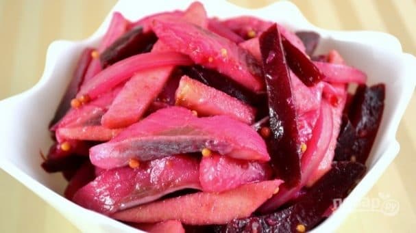Салат із буряка з селедкою та яблуком