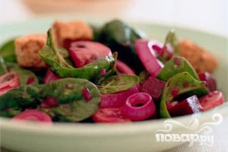 Beet, spinach, and mushroom salad