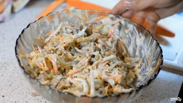 Pork salad with peas