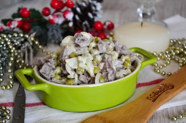 Pork heart salad with marinated onions