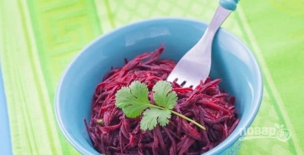 Салата з сырой буракоў (просты рэцэпт)