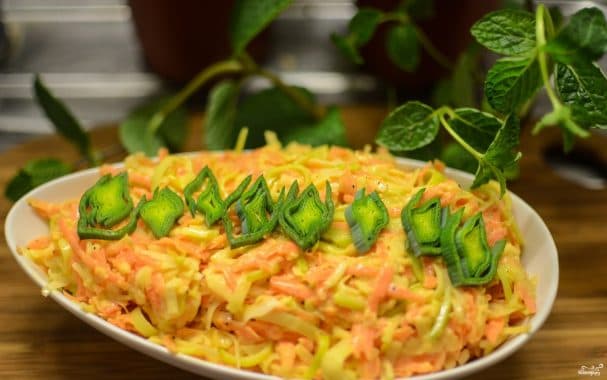 Salad of apples, carrots, and onions