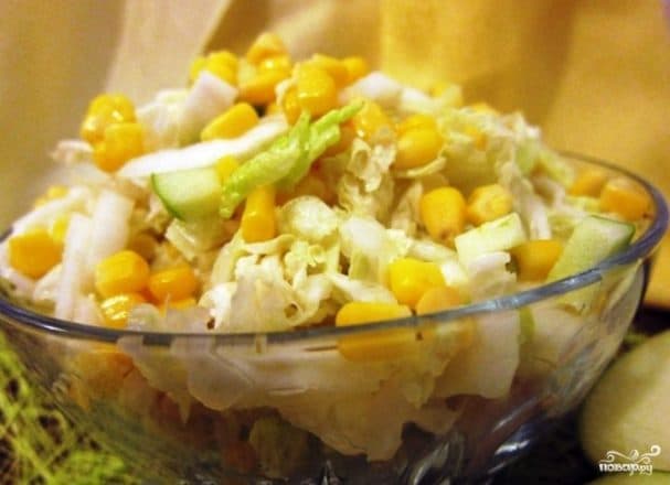 Капустны салат з кукурузай і яблыкам