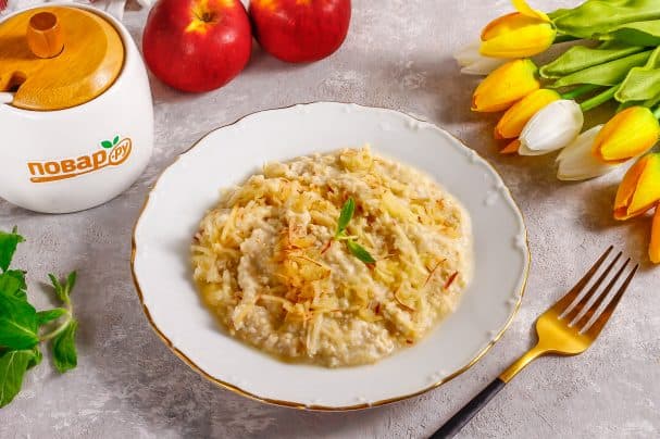 Beauty salad made with oat flakes and apple