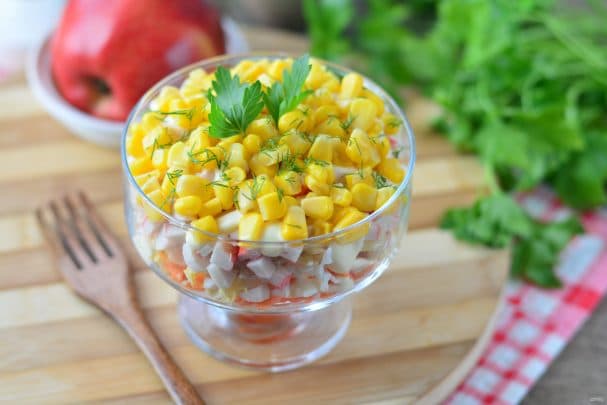 Салат з палачкамі крабавага мяса