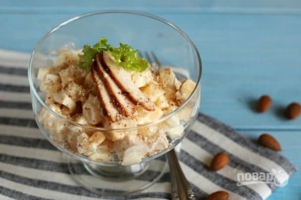 Салат: курыца з ананасамі і сырам