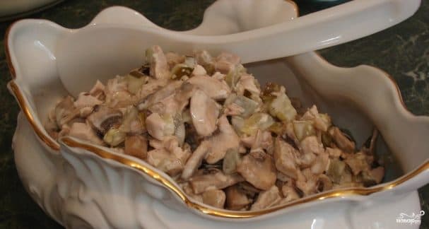Chicken salad with mushrooms