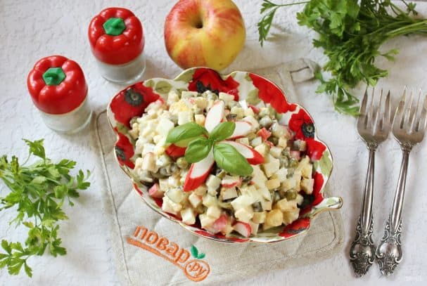 Салат з крабовими паличками та яблуком