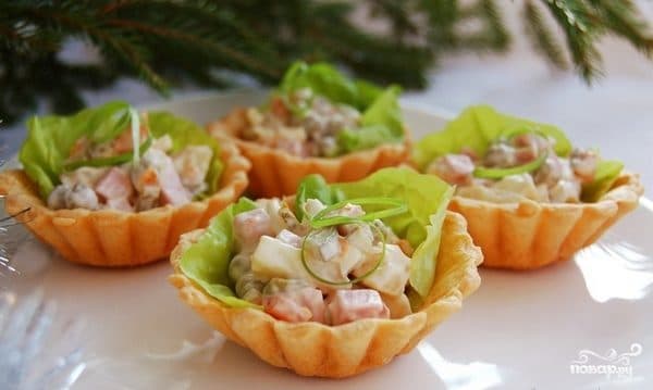 Light and tasty salad in tartlets