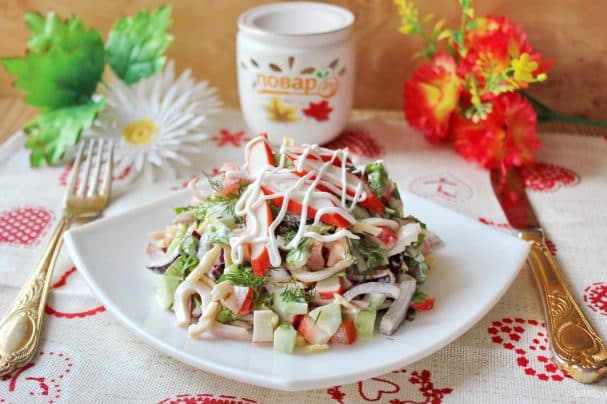 Салат с кальмарами