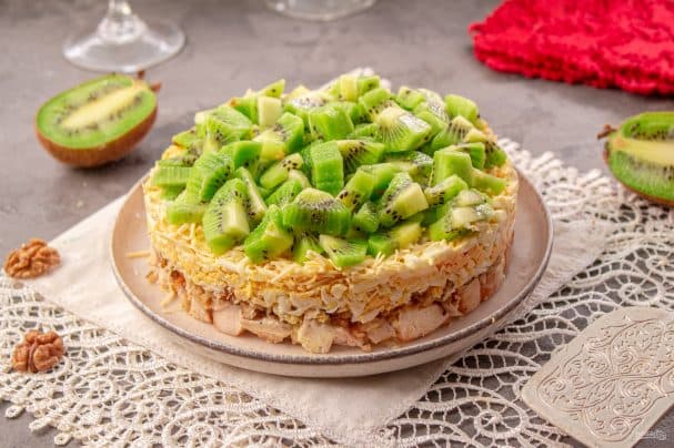 Salad with chicken, walnuts, and kiwi