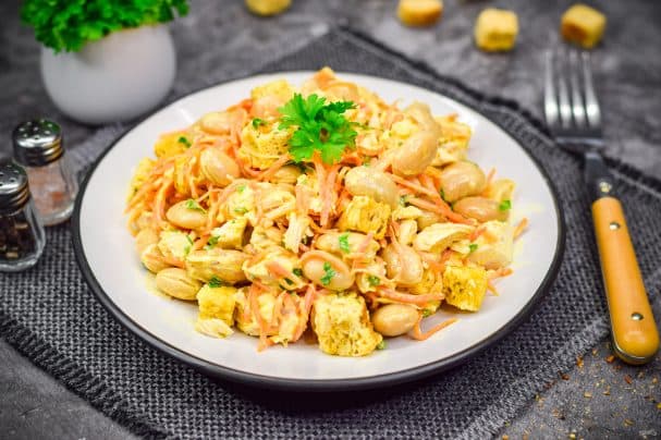 Салат с фасолью, курицей и сухариками