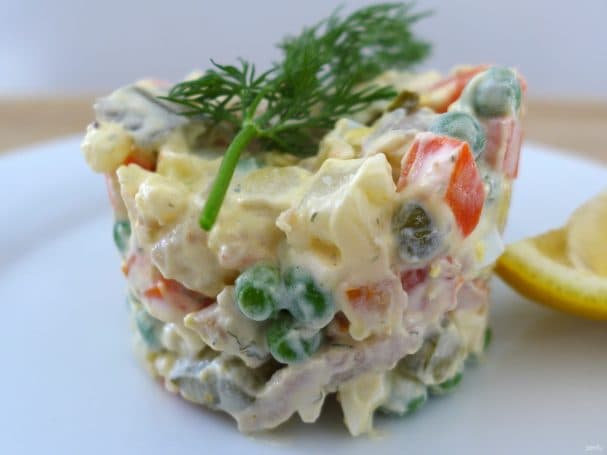 Салат класічны з курыцай
