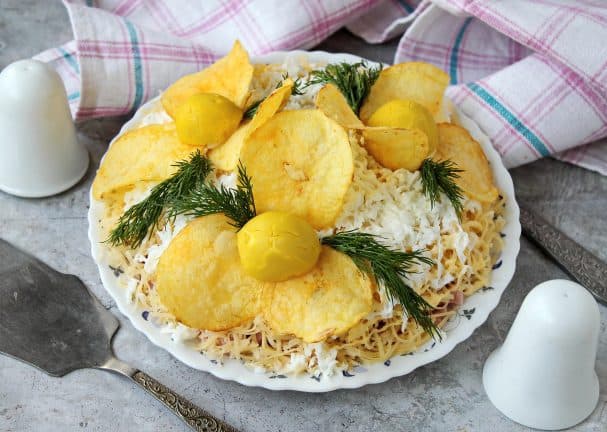 Салат з чіпсами та шинкою
