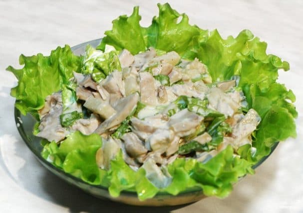 Пікантны салат з курыцай і грыбамі