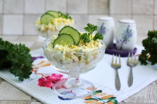 Салат с кукурузой и колбасным сыром