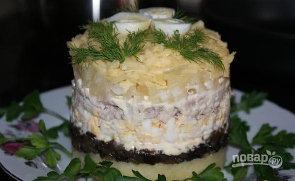 Layered salad with pineapples and chicken