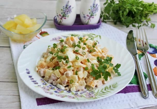 Салат з ананасамі, сырам і яйкамі
