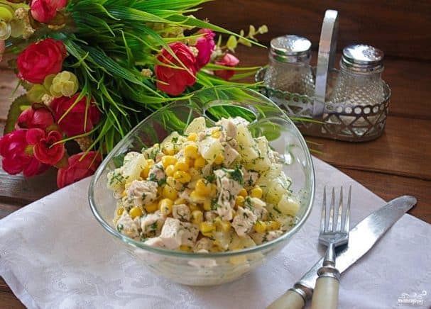 Салат с ананасом, и курицей, и кукурузой