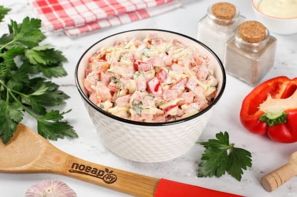 Salad with bell pepper and sausage