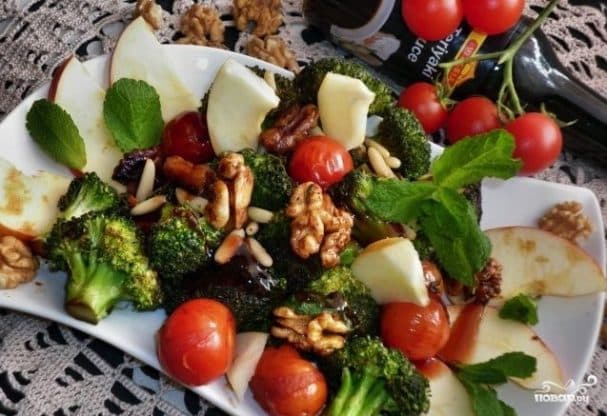 Broccoli and tomato salad