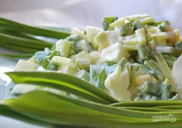 Salad with wild garlic and egg