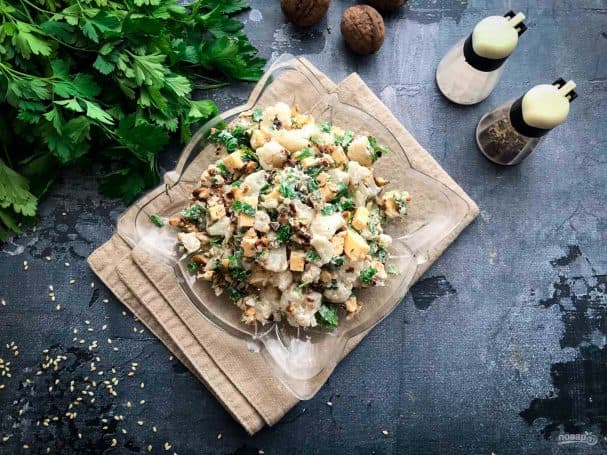 Salad with cauliflower and walnuts