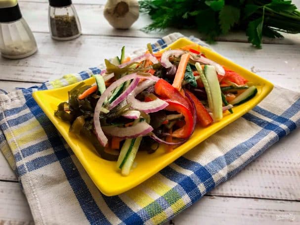 Salad with beans and seaweed