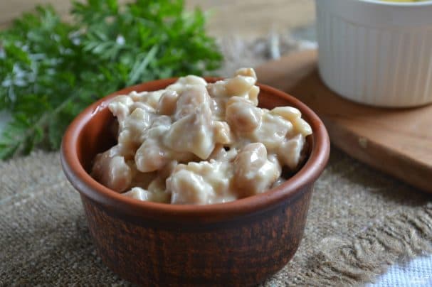 Салата з бабовай і сухарыкамі