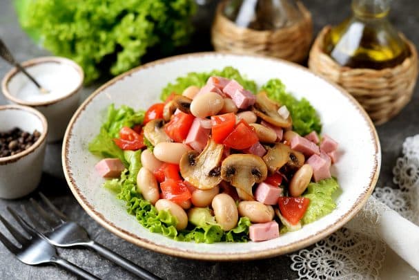 Salad with beans, ham, and mushrooms